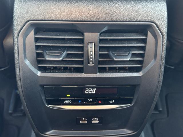 お支払い総額には、車庫証明代行費用、希望番号代行費用、ご納車準備費用が含まれております。ご遠方のお客様の場合、別途お届けの遠方納車費用を頂戴いたします。