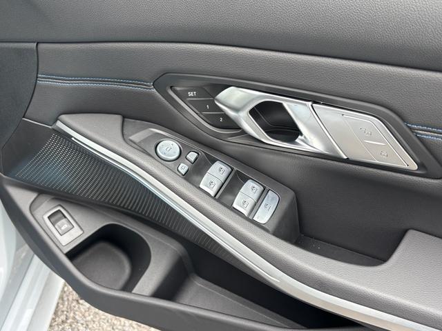 プレミアムセレクション杉並では常時約３０台を展示場内にて展示中。その他、ストックヤードにも在庫がございます。ご来店の際は在庫確認の上ご来店下さいませ。