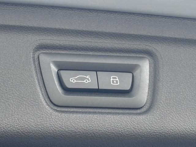 ボタン一つでトランクを閉めることができます。右側のボタンは、閉めると同時にすべてのドアロックが閉まります。