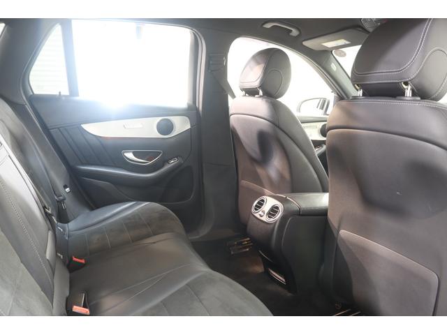 リアガラスには紫外線防止のためのプライバシーガラスを採用しておりますので暑い時期でも快適にお乗り頂く事が可能です