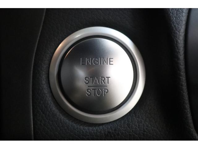 プッシュスタートボタンを押す事でエンジン始動＆停止が行えるキーレスゴーシステムを装備！！ドアノブに触るだけで鍵の開け閉めが可能なスマートキーシステムもございます！