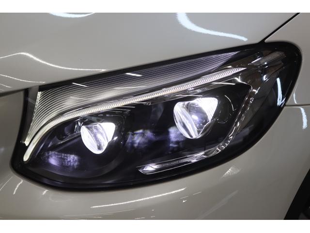 インテリジェントライトシステムを搭載しておりますので、対向車のライトを検知しオートでハイローの切り替えを行うアダプティブハイビームアシスト機能を搭載しております！