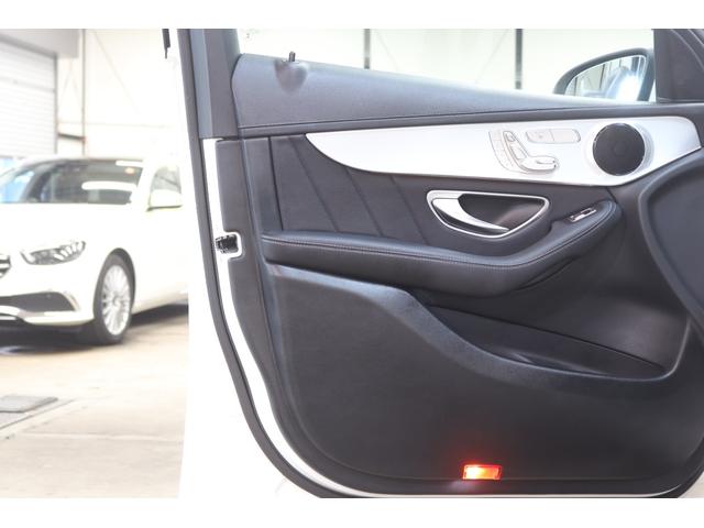 運転しやすいシートポジションの登録が３人まで可能なシートポジションメモリー機能を搭載しておりますのでご家族で運転される方にはお勧めの装備となっております！