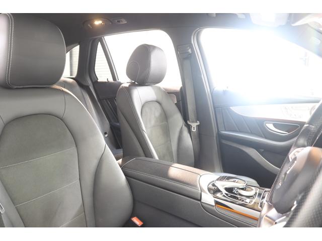 使用感の少ないブラックレザーＡＲＴＩＣＯ／ＤＩＮＡＭＩＣＡシートを採用！シートヒーターや３パターンまで登録が可能なメモリー機能、ランバーサポート機能など多機能設計です！