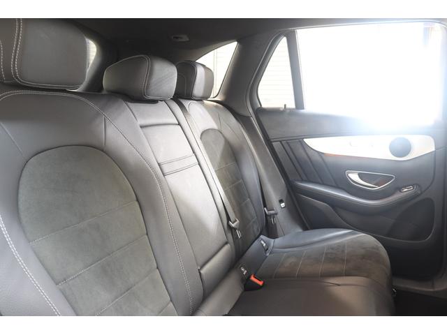 後部座席にはゆったりとくつろぐことのできる広々としたスペースがございます！膝回りも圧迫感はございませんので長時間のドライブでも快適にお乗り頂けます！