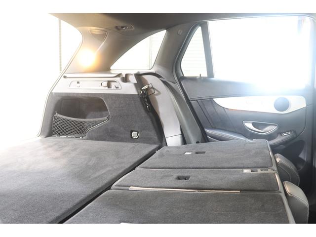 後部座席を倒すことでゴルフバックなどの長い荷物も積載可能な分割可倒式リアシートを採用しております！