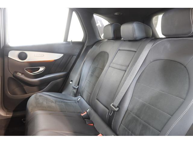 リアガラスには紫外線防止のためのプライバシーガラスを採用しておりますので暑い時期でも快適にお乗り頂く事が可能です