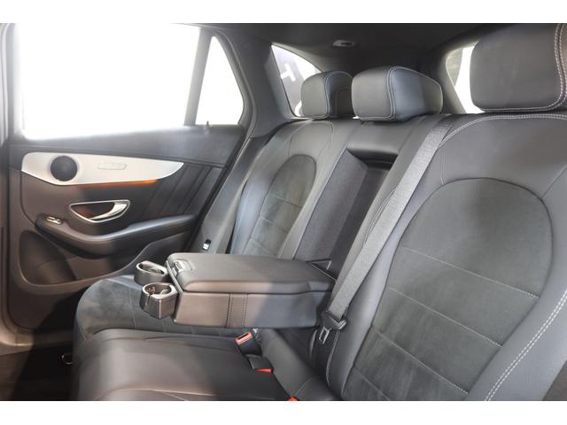 中央には飲み物を置くことのできるドリンクホルダーも備わっておりますので、長時間のドライブでも快適にお乗り頂く事が可能です！