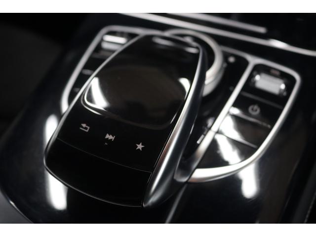 ナビの操作はセンターコンソールのコマンドシステムダイヤル＆タッチパッドを使用致します！直感的な操作が可能ですのでメルセデスベンツが初めてのお客様でも安心してお使いいただけます！