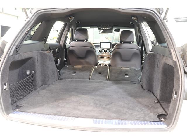 後部座席を倒すことでゴルフバックなどの長い荷物も積載可能な分割可倒式リアシートを採用しております！