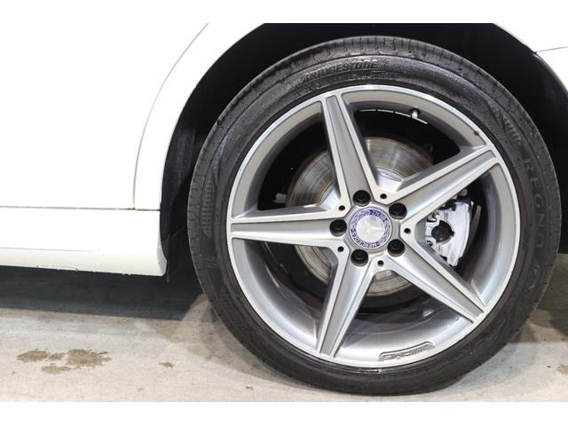 ＡＭＧ１５インチ５スポークアルミホイールを装着しております！放熱性に優れたドリルドブレーキローターやロゴ入りブレーキキャリパーも装備しておりますので、よりスポーティーな印象を受けます！