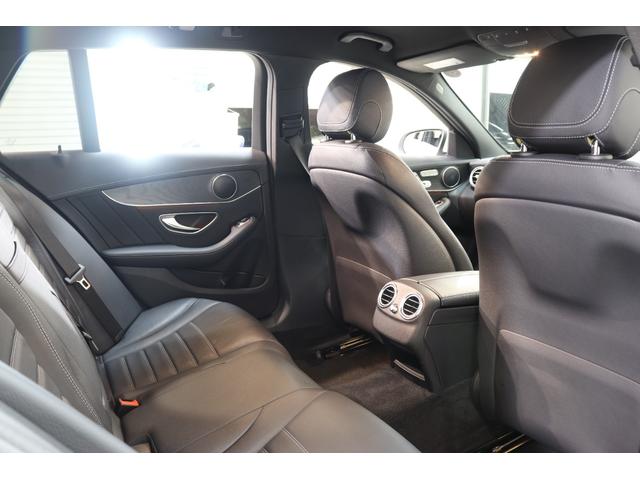 リアガラスには紫外線防止のためのプライバシーガラスを採用しておりますので暑い時期でも快適にお乗り頂く事が可能です