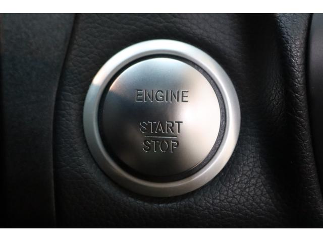 プッシュスタートボタンを押す事でエンジン始動＆停止が行えるキーレスゴーシステムを装備！！ドアノブに触るだけで鍵の開け閉めが可能なスマートキーシステムもございます！
