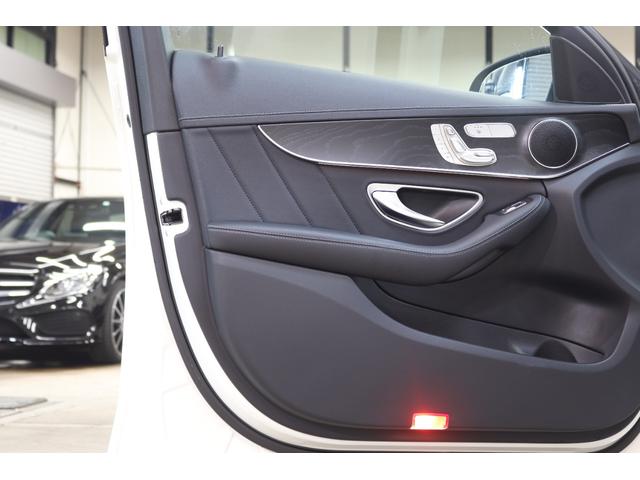 運転しやすいシートポジションの登録が３人まで可能なシートポジションメモリー機能を搭載しておりますのでご家族で運転される方にはお勧めの装備となっております！