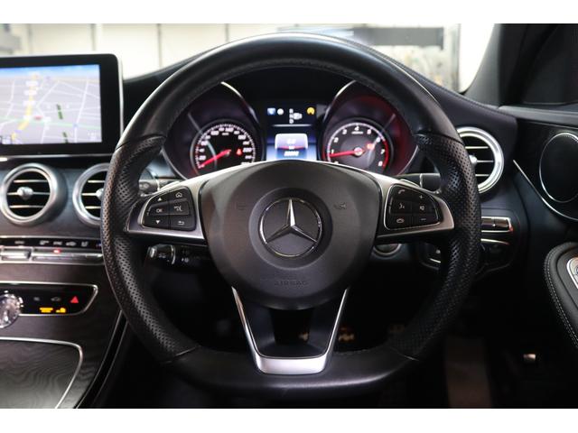 本革巻きスポーツステアリングを採用しております！使用感も少なく程度も良好です！パドルシフトにより、マニュアルモードでの走行も可能です！