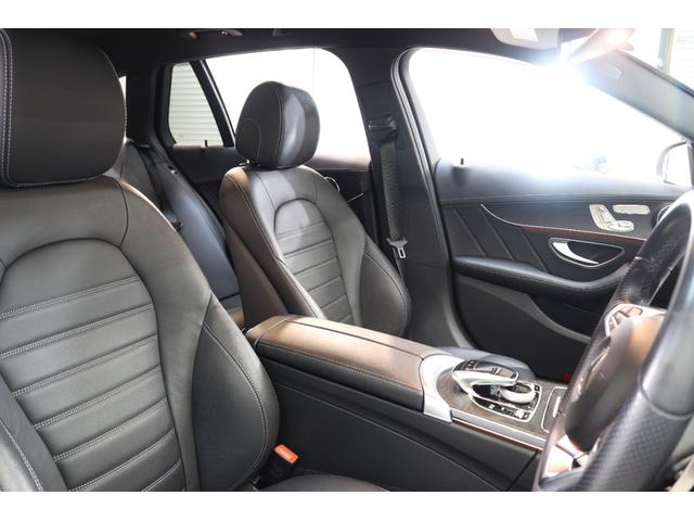 使用感の少ないブラックレザーシートを採用！シートヒーターや３パターンまで登録が可能なメモリー機能、ランバーサポート機能など多機能設計です！