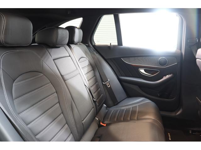 後部座席にはゆったりとくつろぐことのできる広々としたスペースがございます！膝回りも圧迫感はございませんので長時間のドライブでも快適にお乗り頂けます！