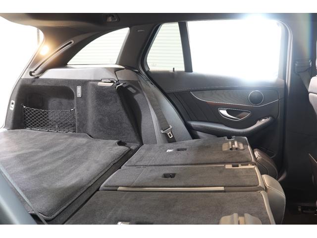 後部座席を倒すことでゴルフバックなどの長い荷物も積載可能な分割可倒式リアシートを採用しております！