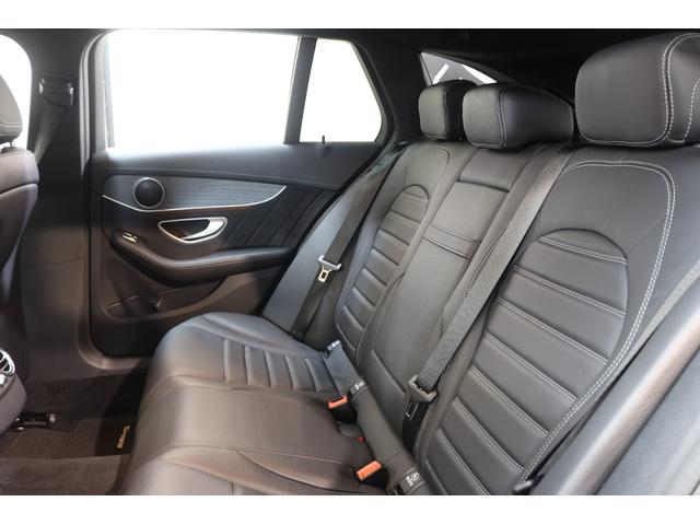 リアガラスには紫外線防止のためのプライバシーガラスを採用しておりますので暑い時期でも快適にお乗り頂く事が可能です