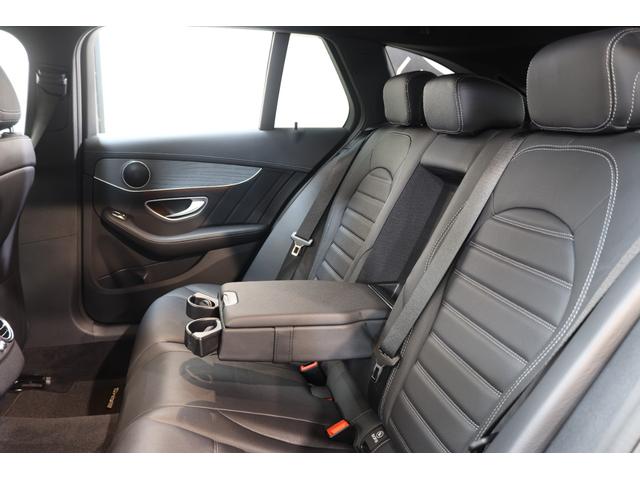 中央には飲み物を置くことのできるドリンクホルダーも備わっておりますので、長時間のドライブでも快適にお乗り頂く事が可能です！