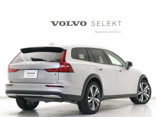 Ｖ６０ クロスカントリー　アルティメット　Ｂ５　ＡＷＤ　Ｇｏｏｇｌｅ搭載　ドラレコ　４８Ｖ　シルバードーンメタリック　１９インチダイヤモンドカットＡＷ　前後シートヒーター　シートエアコン　ステアリングヒーター　クリスタルシフトノブ　ドリフトウッドパネル（6枚目）