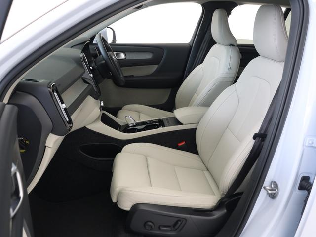 ＸＣ４０ アルティメット　Ｂ４　ＡＷＤ　ピクセルＬＥＤ　２０２４年モデル　Ｇｏｏｇｌｅ搭載　純正３６０°ドラレコ　４８Ｖ　白革　ｈａｒｍａｎ／ｋａｒｄｏｎ　前後シートヒーター　ステアリングヒーター　パワーテールゲート　クリスタルシフトノブ（11枚目）