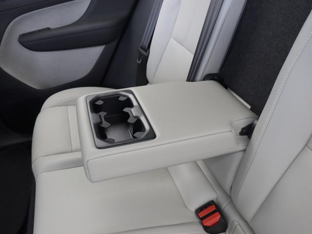 ＸＣ４０ アルティメット　Ｂ４　ＡＷＤ　ピクセルＬＥＤ　２０２４年モデル　Ｇｏｏｇｌｅ搭載　純正３６０°ドラレコ　４８Ｖ　白革　ｈａｒｍａｎ／ｋａｒｄｏｎ　前後シートヒーター　ステアリングヒーター　パワーテールゲート　クリスタルシフトノブ（39枚目）