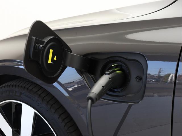 Ｖ６０ ウルトラ　Ｔ６　ＡＷＤ　プラグインハイブリッド　ＰＨＥＶ　サンルーフ　Ｇｏｏｇｌｅ搭載　ドラレコ　前後シートヒーター　ステアリングホイールヒーター　リラクゼーション機能　ベンチレーション機能　クリスタルシフトノブ　ドリフトウッドパネル　１９ＡＷ（8枚目）