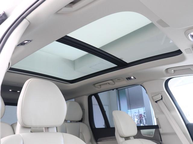 屋根一面まるごととも言える特大サイズのパノラマサンルーフ。晴天時はもちろん、雨天・曇天時にもシェードを開けることで常に開放的な車内空間を実現させてくれます。