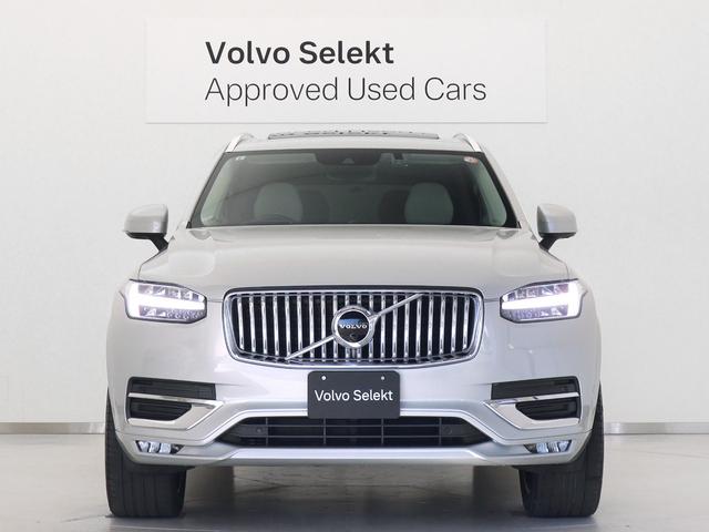 現代的なスカンジナビアン・デザインと磨き上げてきたクラフトマンシップの粋を全身にまとい、北欧らしさあふれる知的な美を形にしたラグジュアリーＳＵＶ、ＸＣ９０。ボルボの歴史を刻むフラッグシップモデルです。