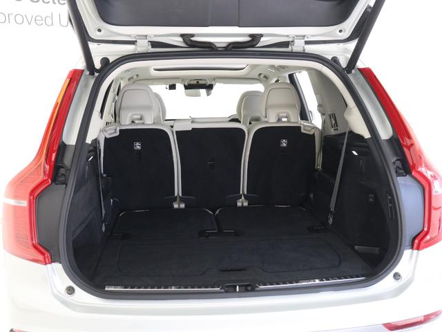 ５人乗車時の荷室はほぼスクエア形状。出先で乗員が増えた際には左右独立のサードシートをワンタッチで立ち上げ可能です。