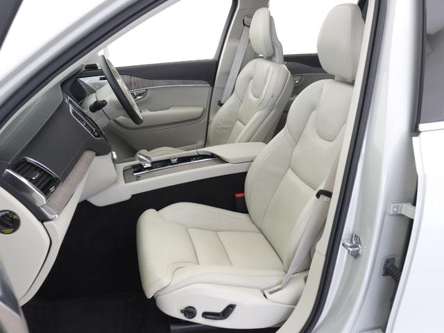 前席には８ウェイの電動調整機能、４ウェイの電動ランバーサポート、電動クッションエクステンションをはじめ、ベンチレーション機能やリラクゼーション機能も装備。ロングドライブでも快適にお過ごしいただけます。