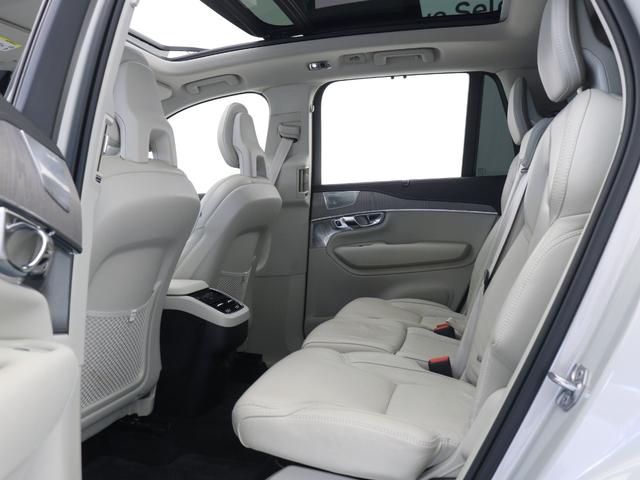 ７シーターの２列目シートは、快適さを最大限に高めるために独立３席とし、それぞれにスライドとリクライニングの調整機能を持たせました。３分割可倒式でスムーズなサードシートへの乗降を可能としています。