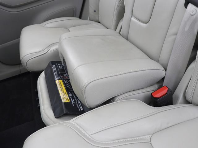 ２列目の中央席にはインテグレーテッド・チャイルド・クッションを内蔵しています。前方へのスライド機構も搭載しているので、フロントシートに近づけることができお子様に目が届きやすくなります。