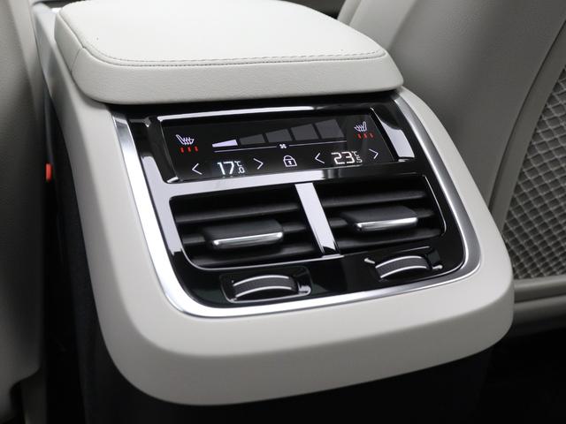 ４ゾーン・フルオートマチック・エアコンディショナーにより、前両席および後席左右でそれぞれ個別に温度設定することができます。シートヒーターはフロントシートだけでなく２列目シートにも装備されています。