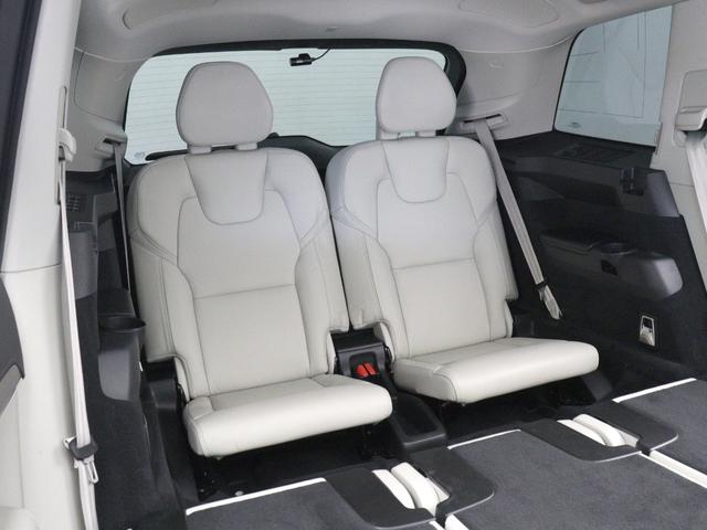 ３列目も２座席が独立しており、乗降しやすい環境になっています。３列目シート専用のエアコンユニットも用意しました。スマートフォンやタブレットの充電用電源ソケットは、３列すべてに設置しています。