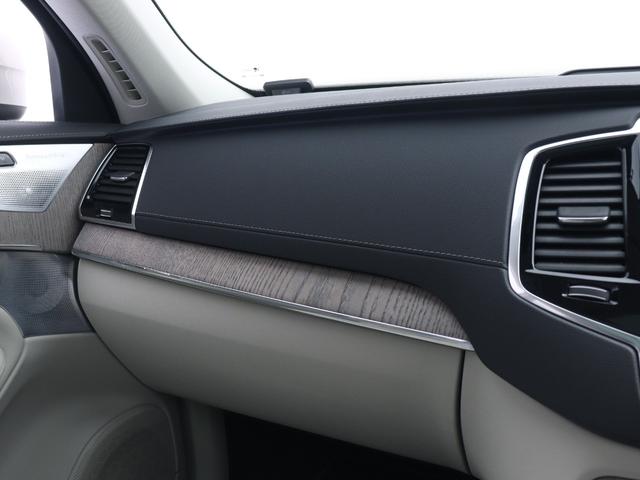 グレーアッシュ・ウッド・パネルやコントラストステッチで縁取られたテイラード・ダッシュボードなど、Ｉｎｓｃｒｉｐｔｉｏｎならではの上質感を演出する装備も充実しています。