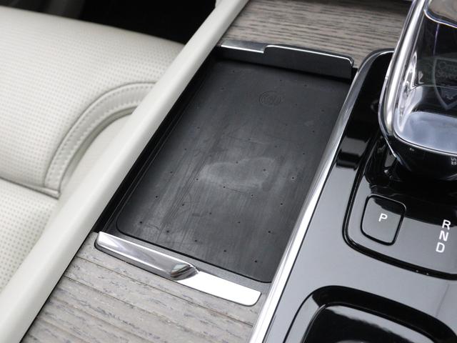 対応機種のスマートフォンを、トンネルコンソールの下のラバープレートに置いておくだけで充電可能。センターディスプレイの機能ビューを使用して、充電プレートのオンとオフを切り替えることができます。