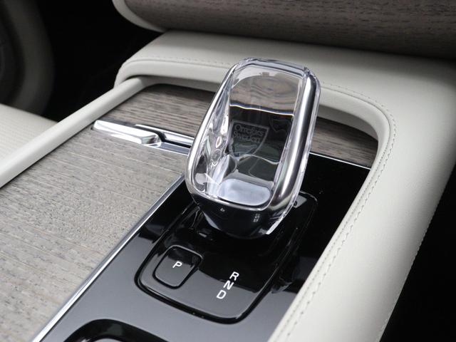 スウェーデンでも催されるノーベル賞晩餐会に供される、伝統のオレフォス社製クリスタルガラスを採用したシフトノブ。精緻なエッチングが、工業製品であるとともに芸術作品であることを物静かに主張します。