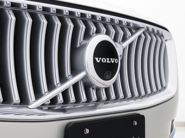 時代に合わせて変化するエンブレムデザイン。センターを斜めに大きく横切るラインと黒地に銀のアイアンマーク、これが最新ボルボのキャラクターアイコンです。エンブレムにはフロントカメラを内蔵しています。