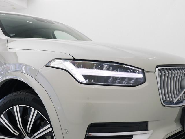 ひときわ印象的なＴ字型のＬＥＤヘッドライトは、新世代のボルボを象徴するユニークなアイコンとなっています。ＬＥＤデイタイム・ランニング・ライトやポジションライト、ウインカーの役割も果たします。