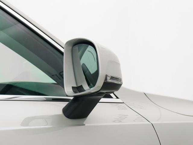 ターンシグナルランプ内蔵ドアミラーが被視認性に優れる場所に設置され、巻き込みや右直事故のリスクを軽減してくれます。