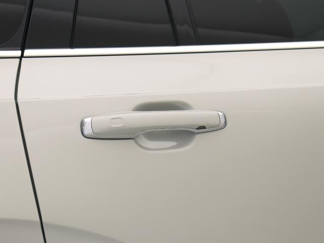 キーレスエントリー搭載。キーを持ったままドアノブを握れば自動で開錠〜エンジン始動までスマートに操作が可能です。ロック時はドアのセンサー部に軽く触れるだけで施錠されます。