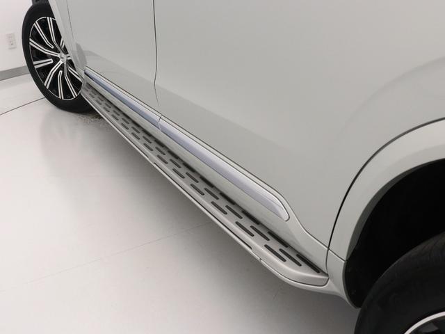 高級感あふれるスタイリッシュなランニングボードを装備しています。車両のパワフルな印象を引き立てながら、車両の乗り降りやルーフへの荷物の積載時に足を載せられる一体型のボードです。