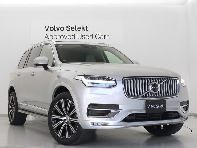 アダプティブクルーズは前方車に投影・反射されるミリ波レーダーをグリル部の受光機で感知。カメラ機能と併せて車両相互の車間距離と速度を瞬時に読み取り適正な間隔を保ちます。