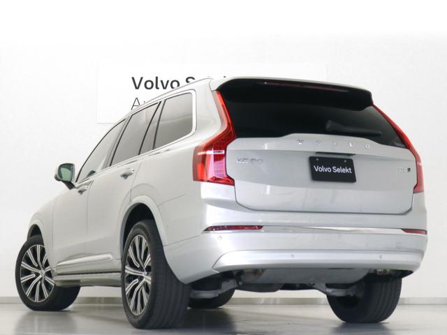 後方左右の視界が遮られて見通しが悪い駐車スペースから後進して出る際、リアバンパー左右に内蔵されたミリ波レーダーが、接近する車両や歩行者を検知します。