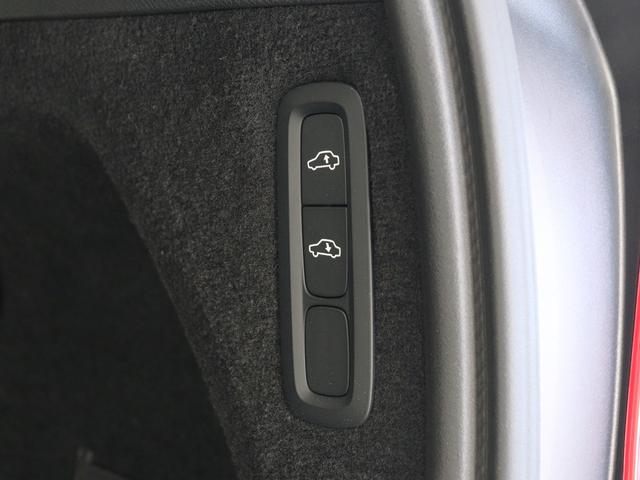 オートレベライザーは走行中に車両のサスペンションと衝撃吸収特性を自動的に制御して、快適性と機能性を最適な状態に保ちます。荷積みや乗り降りをしやすくするために、手動で車高を調節することもできます。