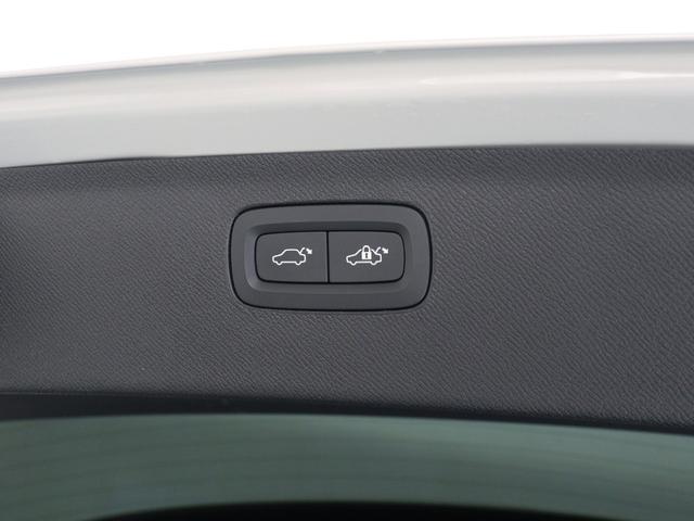 テールゲートには、スイッチ一つで開閉可能な電動開閉機能を装備。また、リアバンパーの下で足を動かすだけで開閉できる、ハンズフリー・オープニング／クロージング機構も搭載しています。