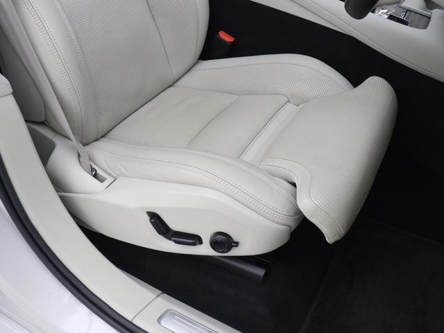 フロント二座には座面長を伸張させるエクステンション機能を搭載。シートクッションの側面にあるマルチファンクションコントロールを使用してシートクッションの長さを調節することができます。