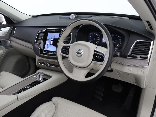 インストルメントパネルは僅かに運転席側へと傾けられているほか、余計なスイッチ類を可能な限り排し、運転に集中しやすい環境を造り出しています。